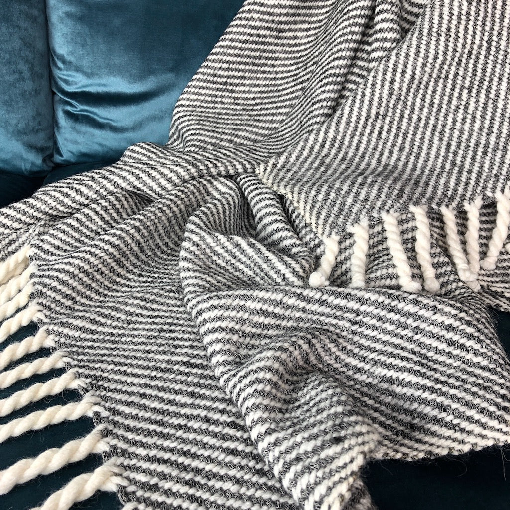 Chunky Black Stripe Alpaca Throw - Cosas y Punto