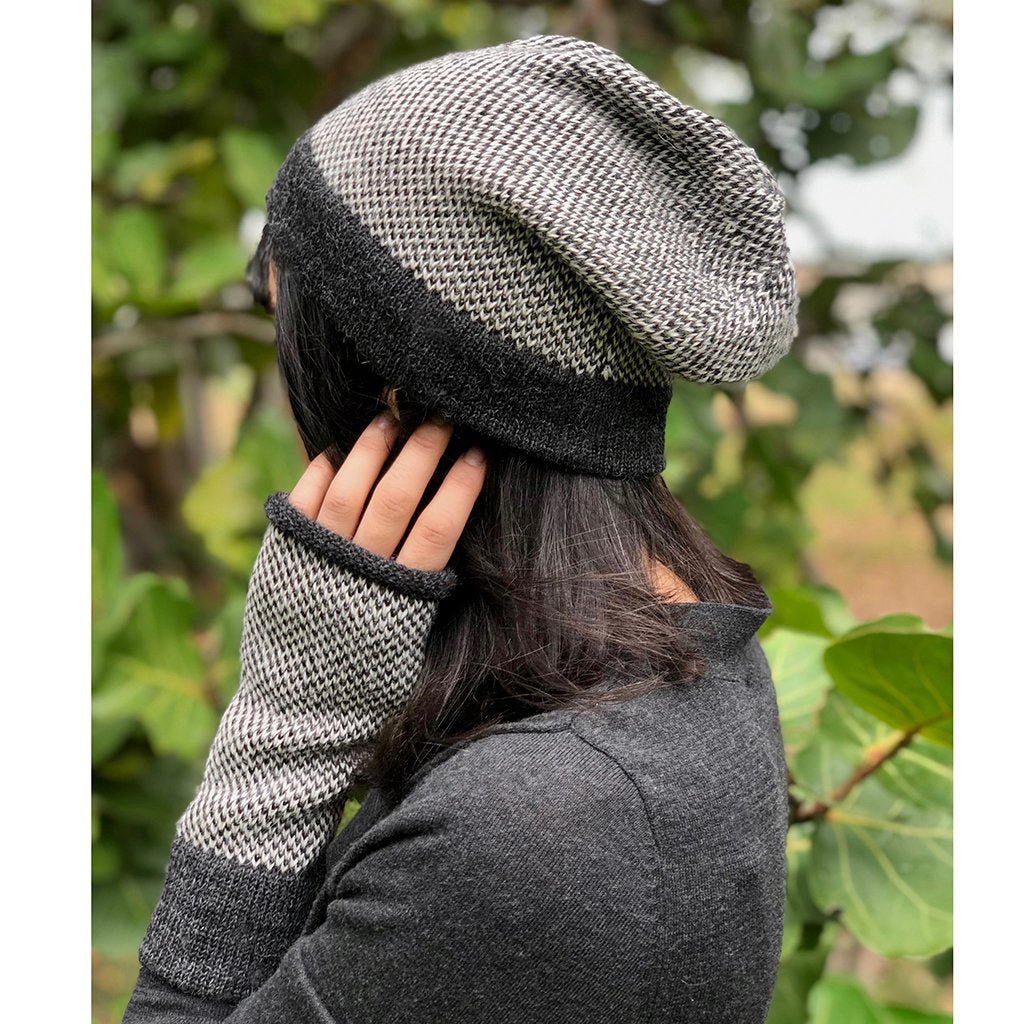 Midnight Interwoven Alpaca Gloves - Cosas y Punto