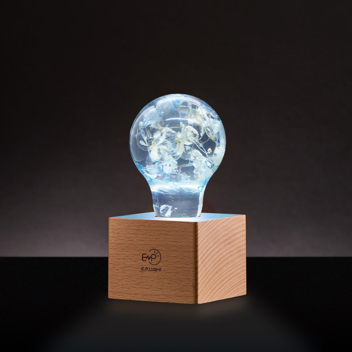 Resin LED Lightbulb - Blue Hydrangea - Cosas y Punto