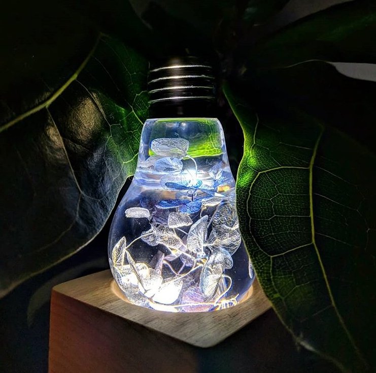 Resin LED Lightbulb - Blue Hydrangea - Cosas y Punto