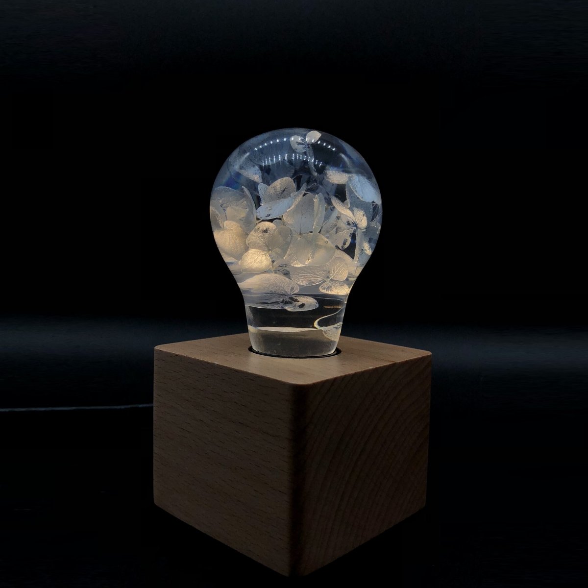 Resin LED Lightbulb - Blue Hydrangea - Cosas y Punto