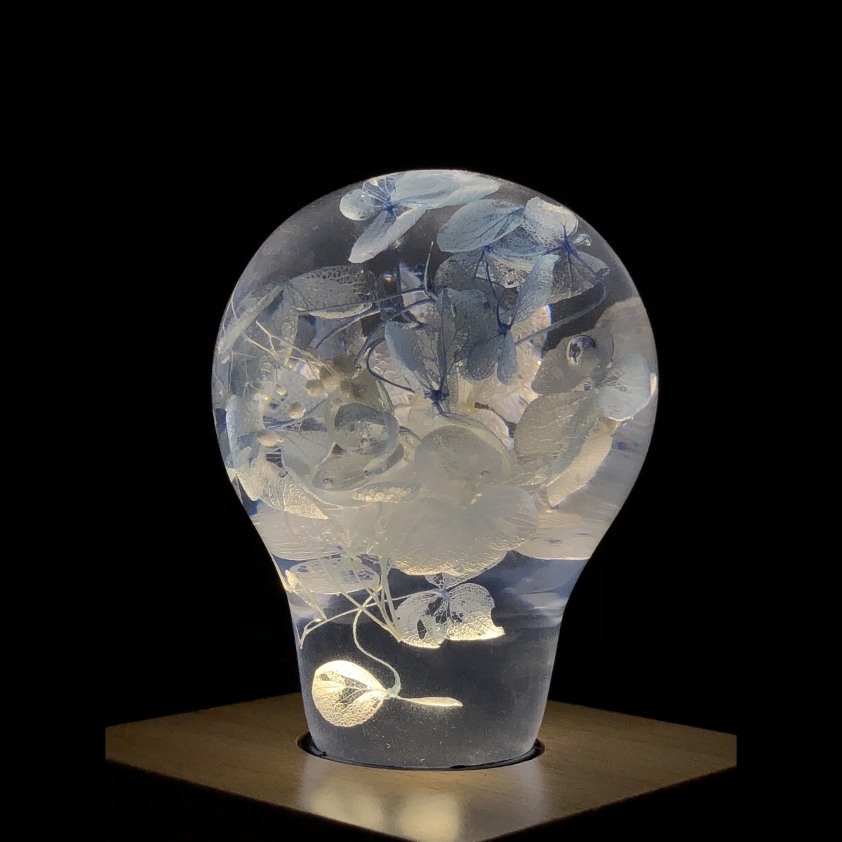 Resin LED Lightbulb - Blue Hydrangea - Cosas y Punto