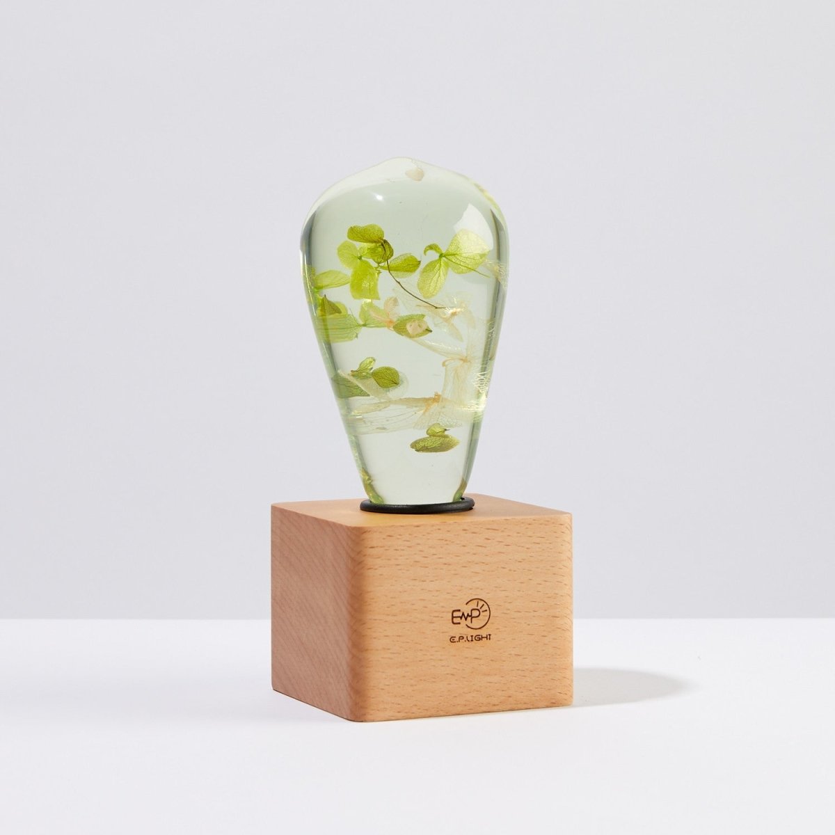 Table Lamp with Resin LED Lightbulb - White Hydrangea - Cosas y Punto