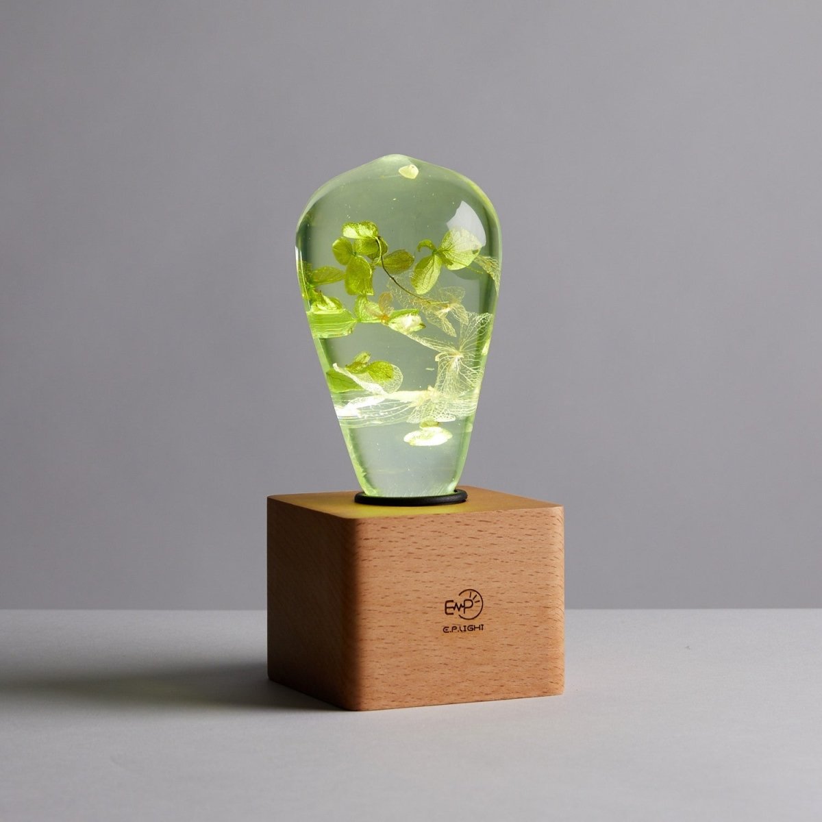 Table Lamp with Resin LED Lightbulb - White Hydrangea - Cosas y Punto