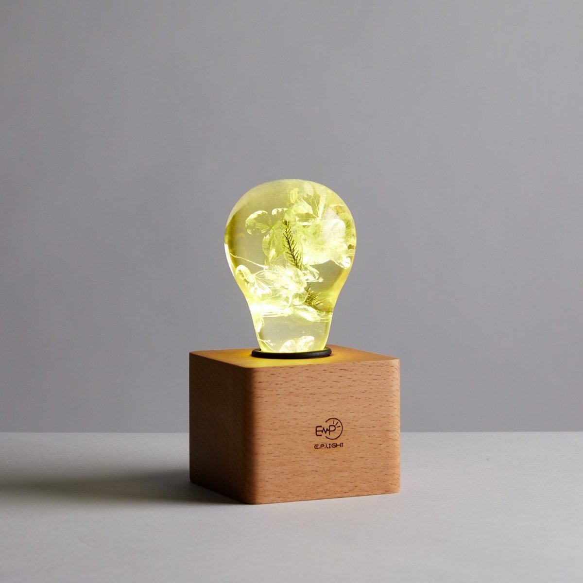 Table Lamp with Resin LED Lightbulb - Yellow Hydrangea - Cosas y Punto