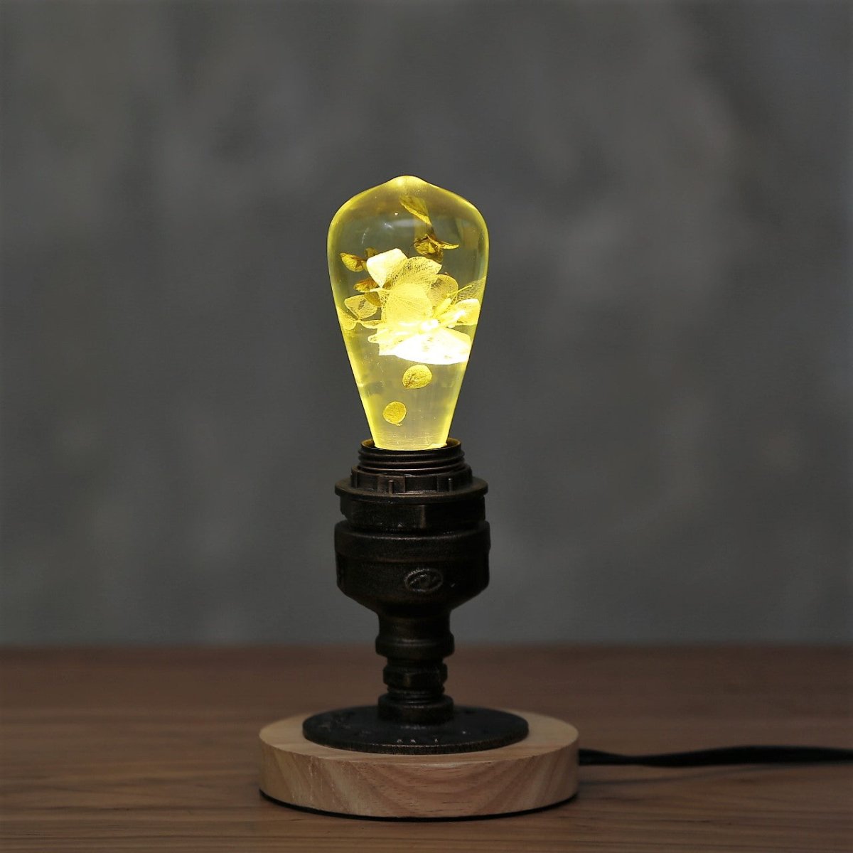 Vintage Retro Light Base with Resin LED Lightbulb - Cosas y Punto