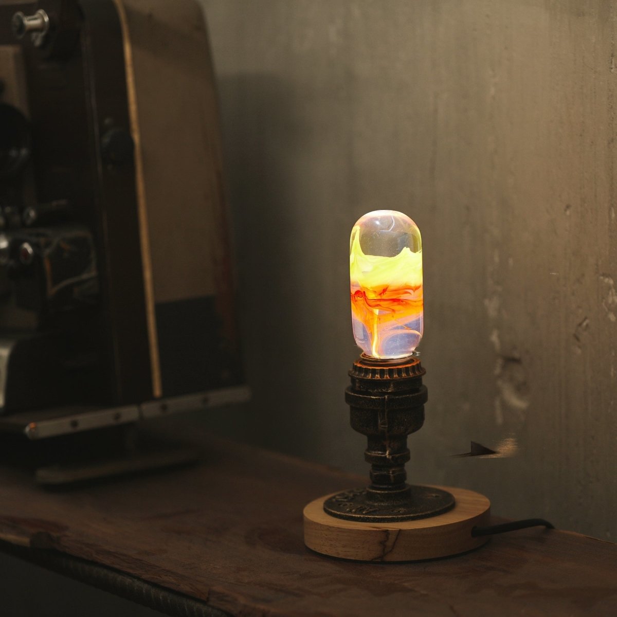 Vintage Retro Light Base with Resin LED Lightbulb - Cosas y Punto