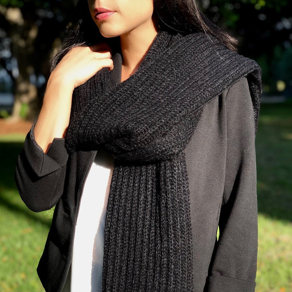 Chunky Black Knit Alpaca Scarf - Cosas y Punto