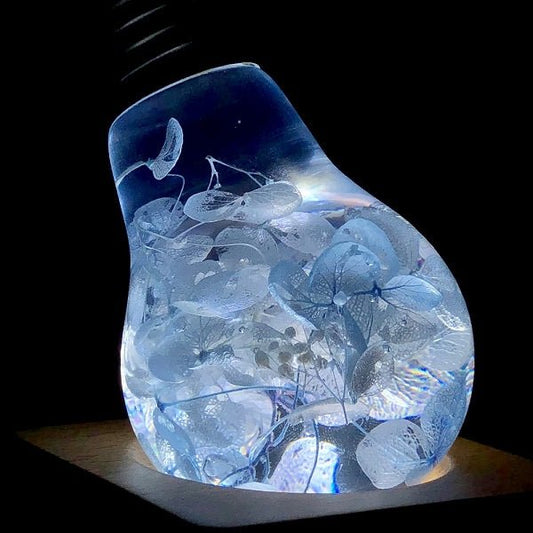 Resin LED Lightbulb - Blue Hydrangea - Cosas y Punto