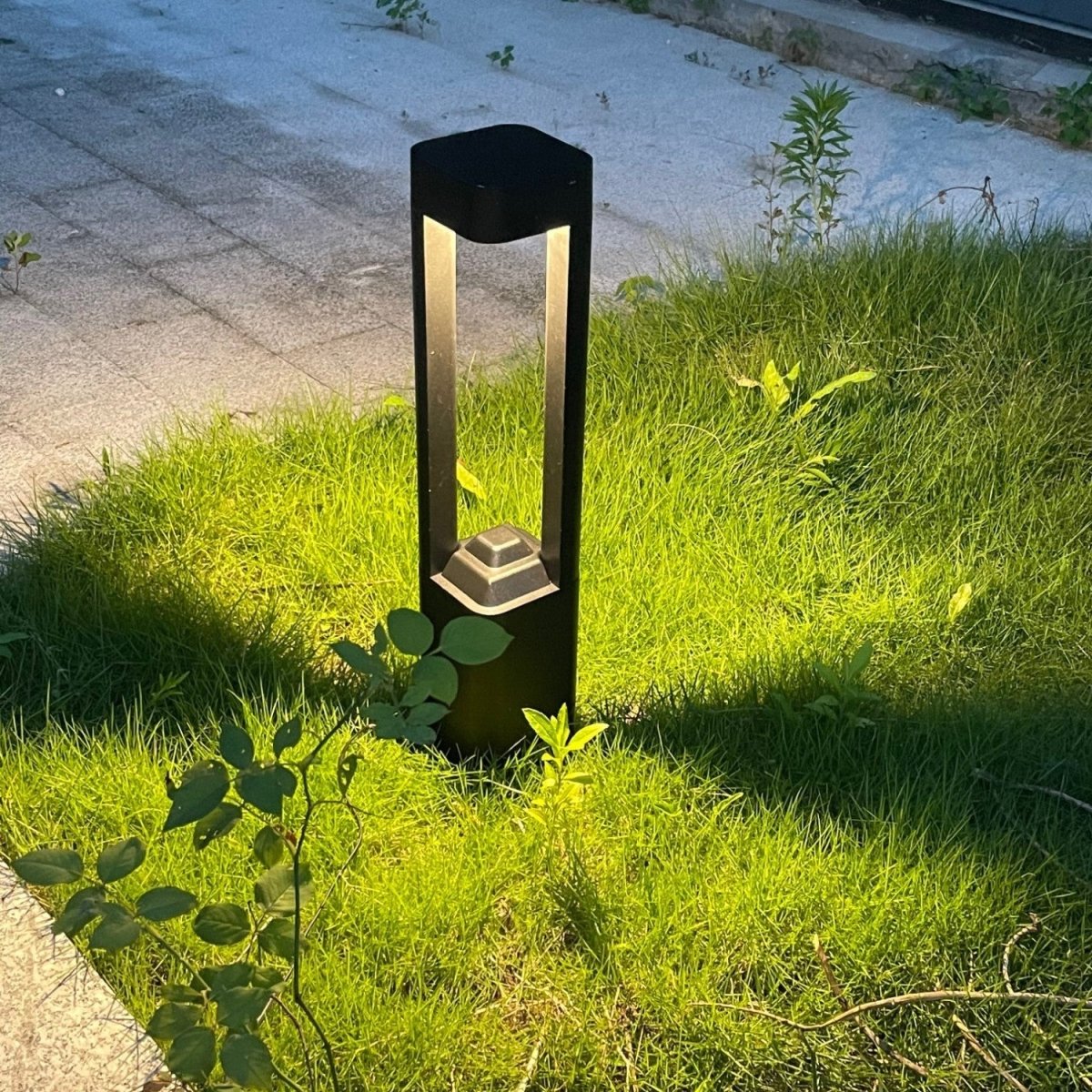 Solar Powered Outdoor Landscaping Path Lights - Cosas y Punto