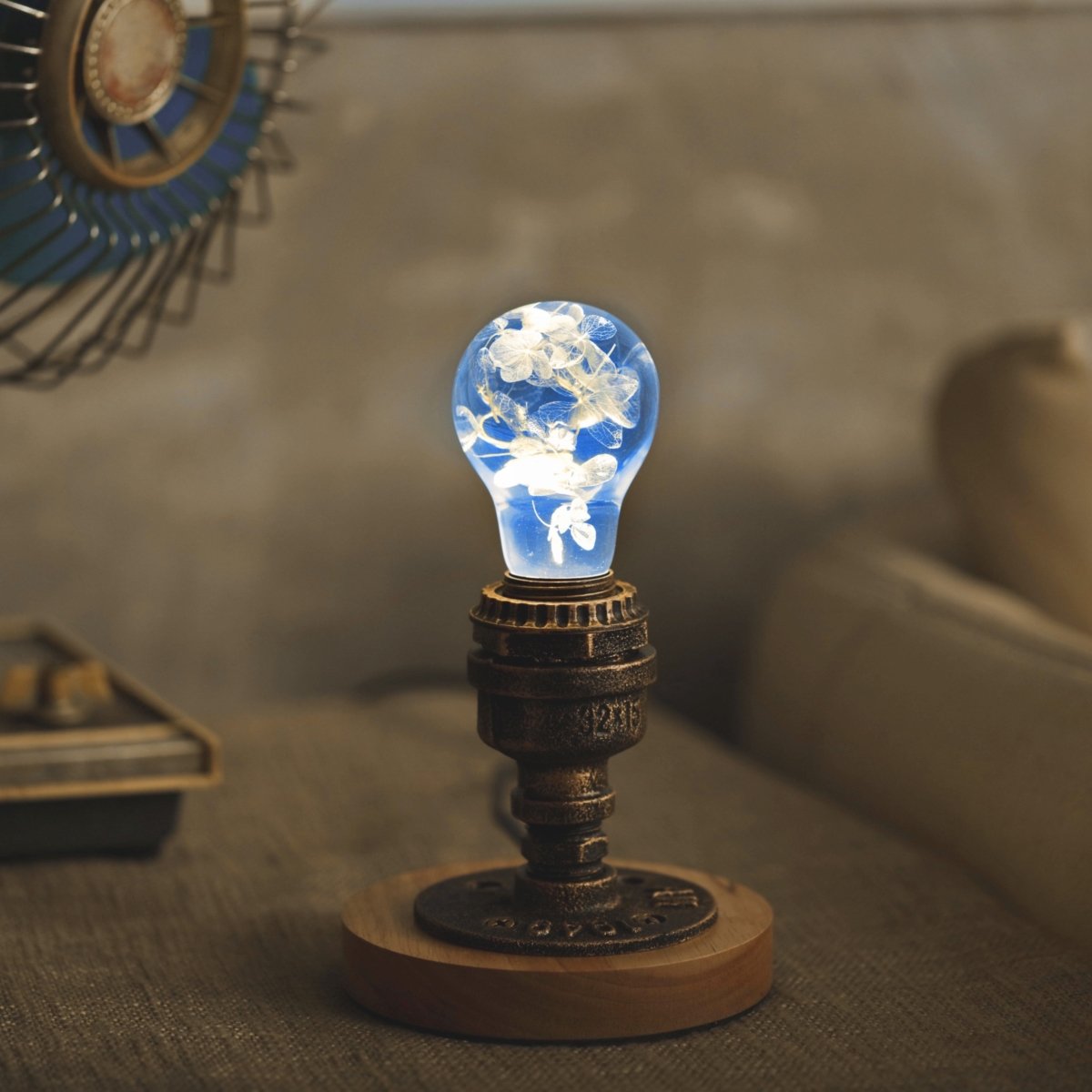 Table Lamp with Resin LED Lightbulb - Blue Hydrangea - Cosas y Punto