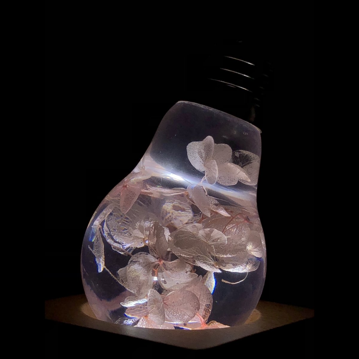 Table Lamp with Resin LED Lightbulb - Pink Hydrangea - Cosas y Punto