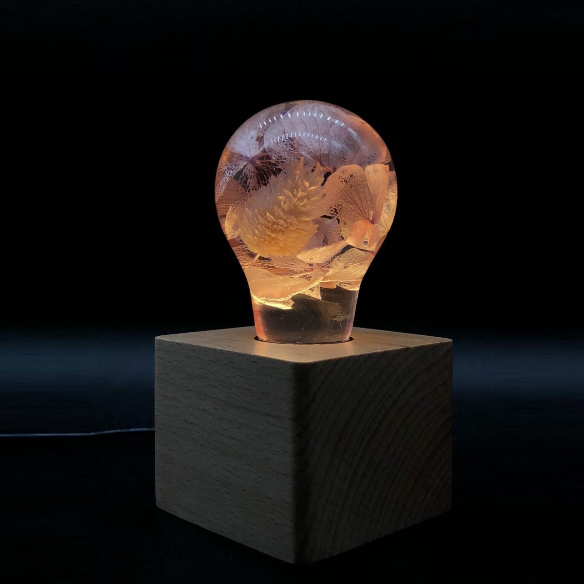 Table Lamp with Resin LED Lightbulb - Pink Hydrangea - Cosas y Punto