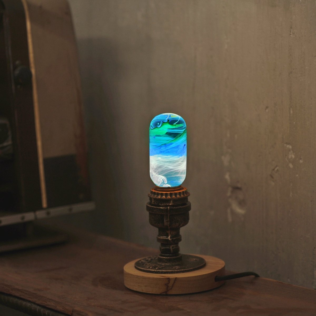 Vintage Retro Light Base with Resin LED Lightbulb - Cosas y Punto