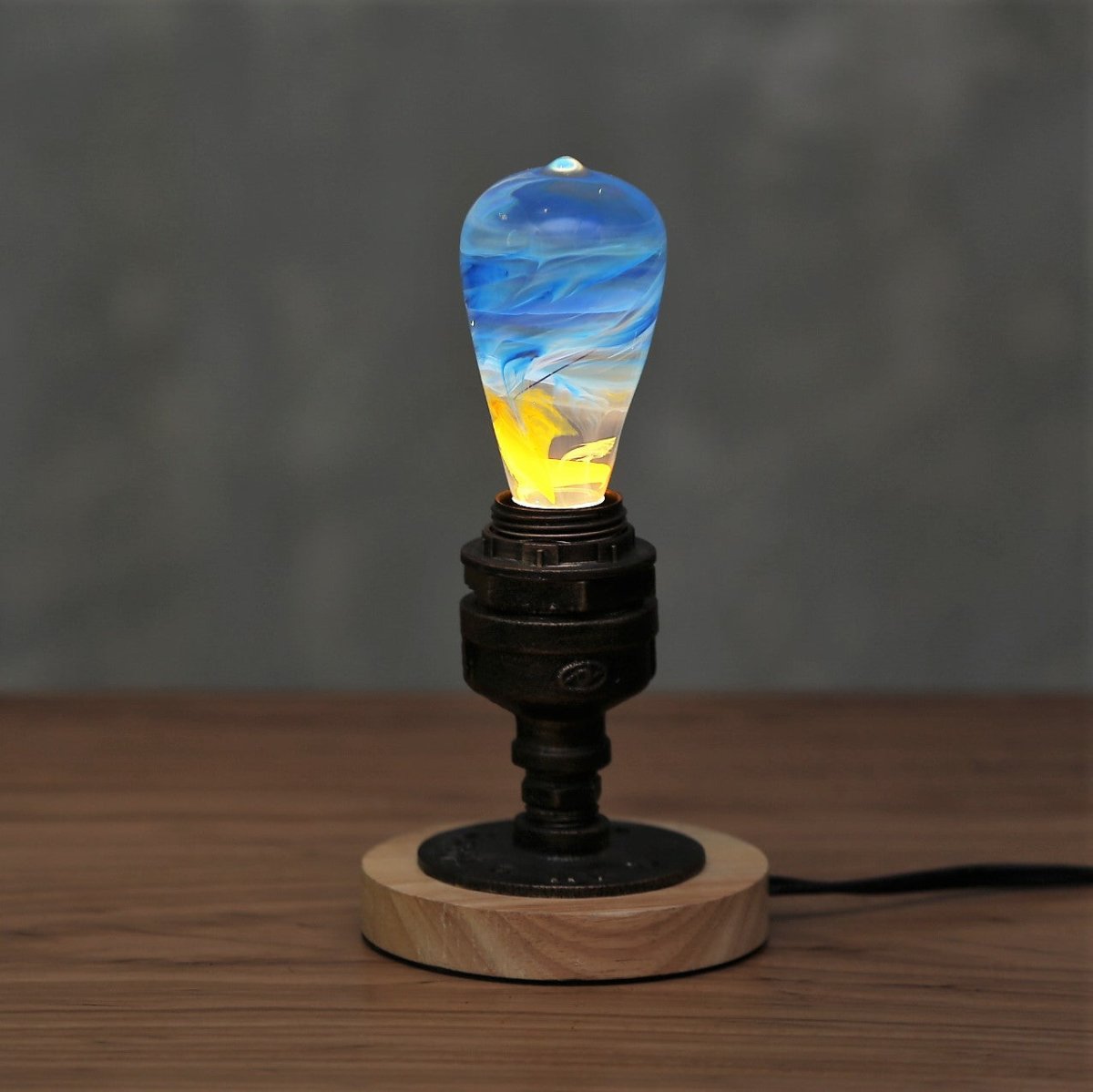 Vintage Retro Light Base with Resin LED Lightbulb - Cosas y Punto