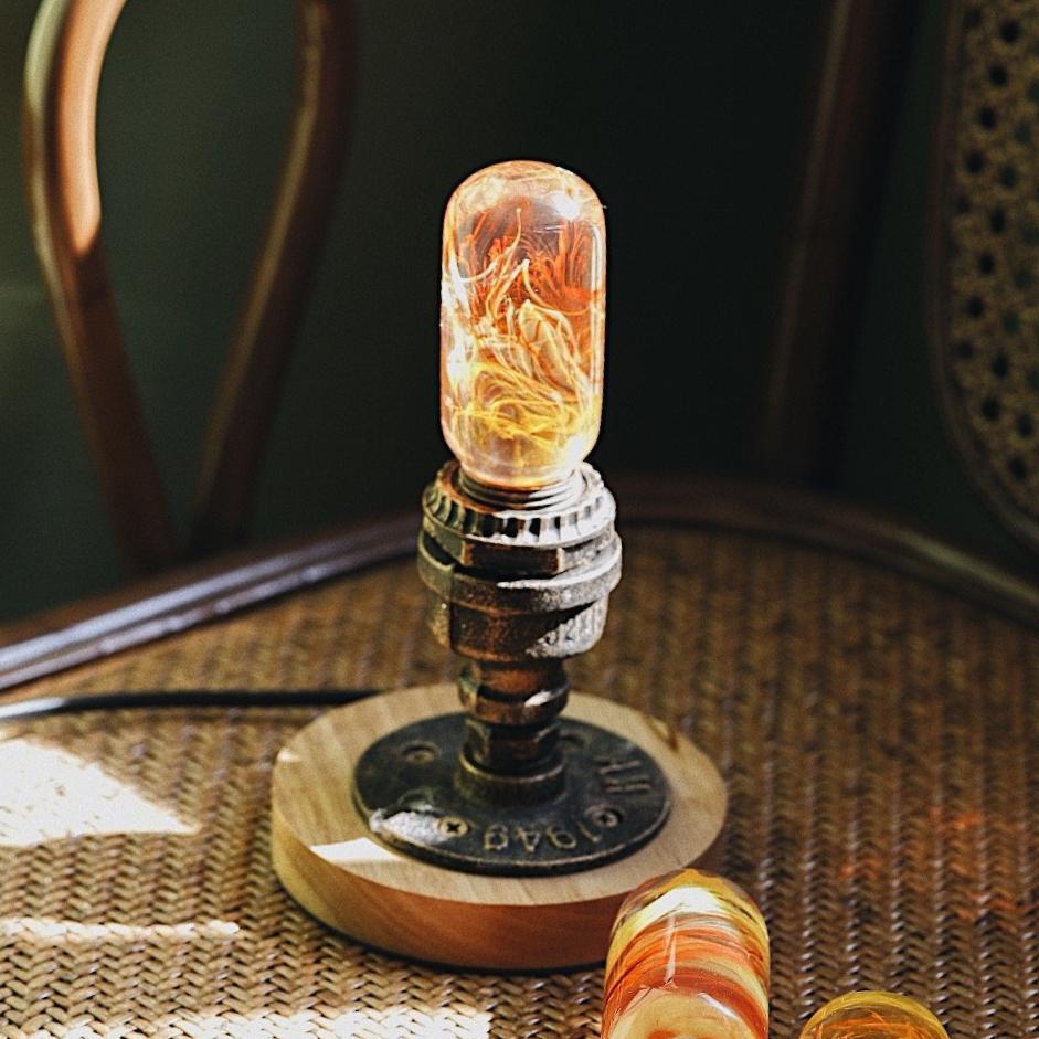 Vintage Retro Light Base with Resin LED Lightbulb - Cosas y Punto